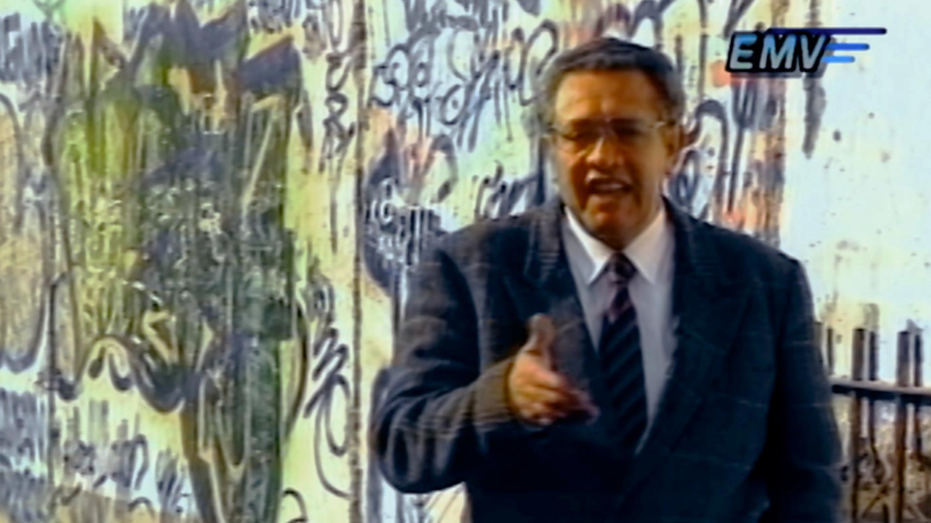 Héctor Mora frente al muro de Berlín 