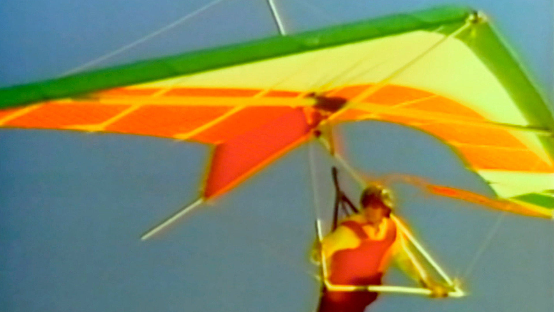 hombre volando en parapente