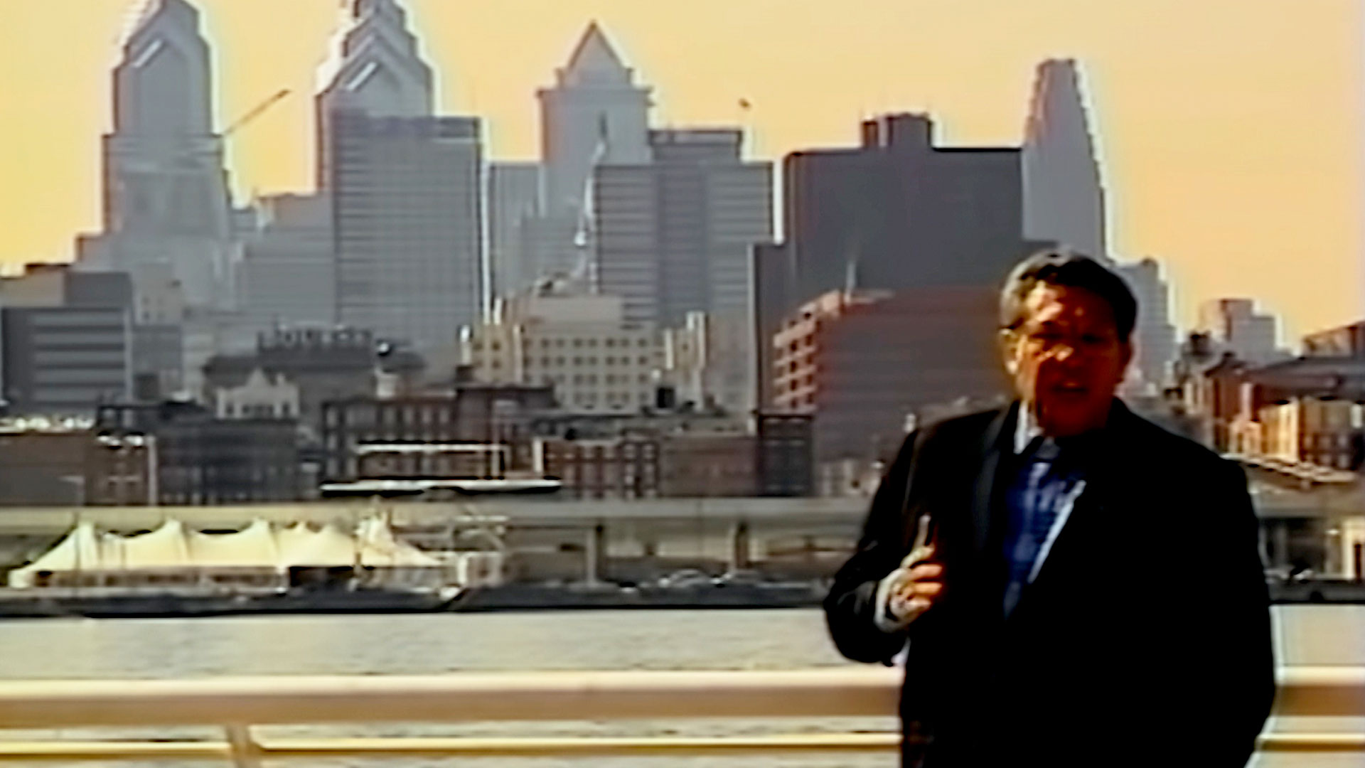 hombre con Filadelfia de fondo