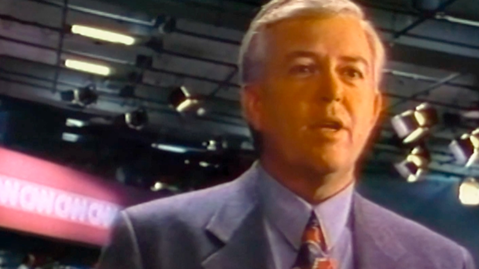 presentador de CNN en estudio