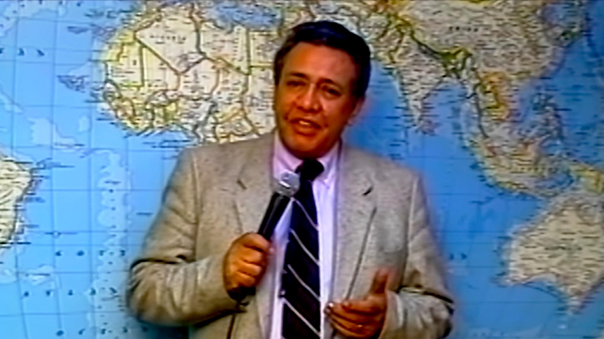 hombre frente a un mapa 