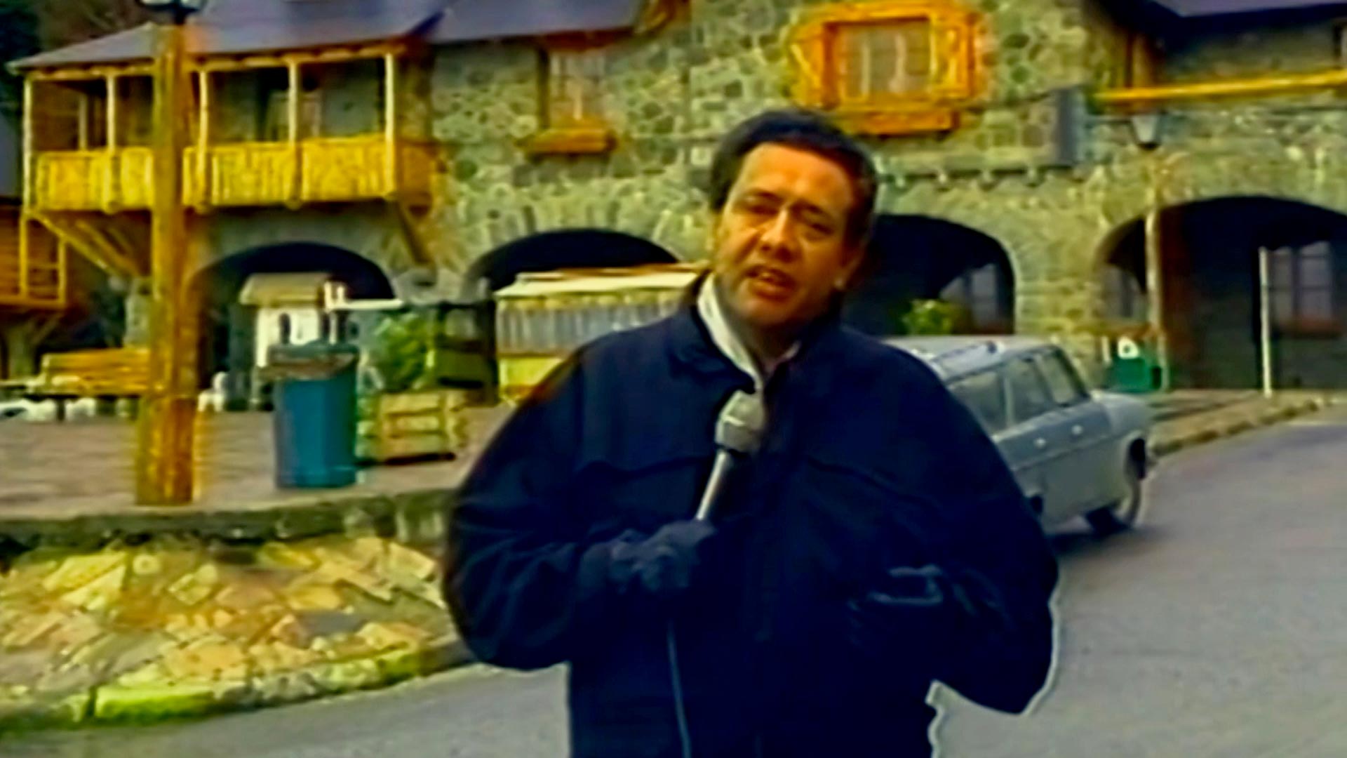 Héctor Mora abrigado