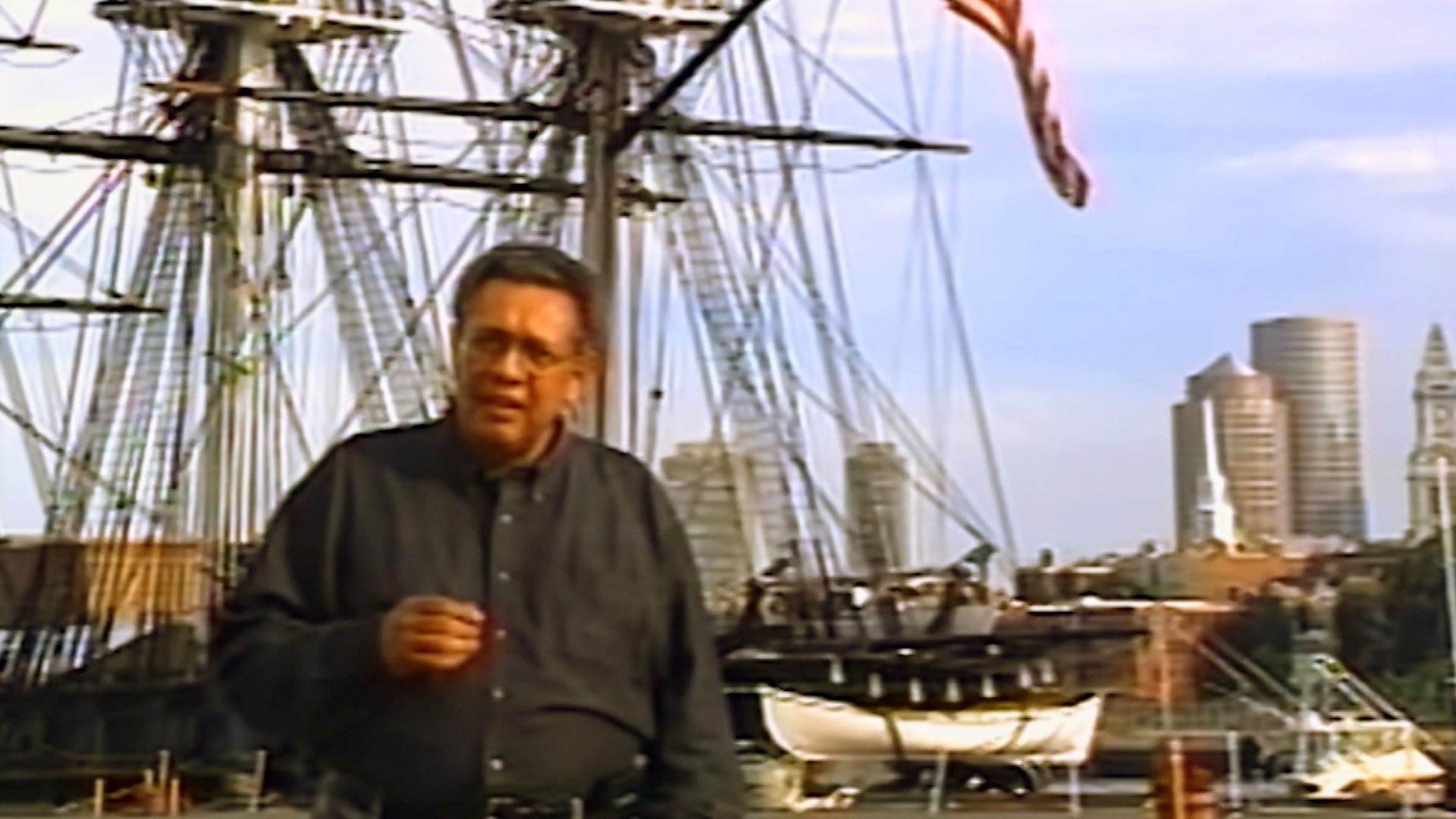 Héctor Mora con barcos en el fondo