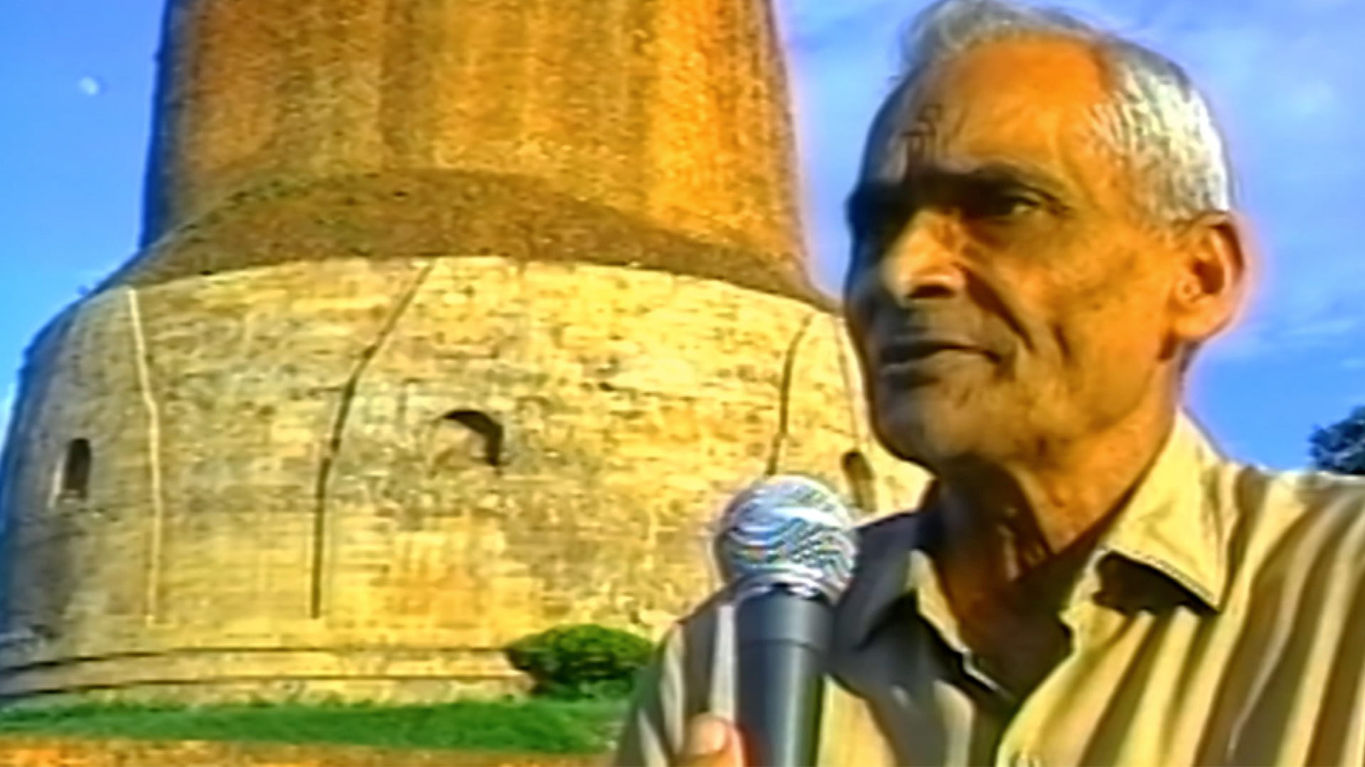 Hindú siendo entrevistado