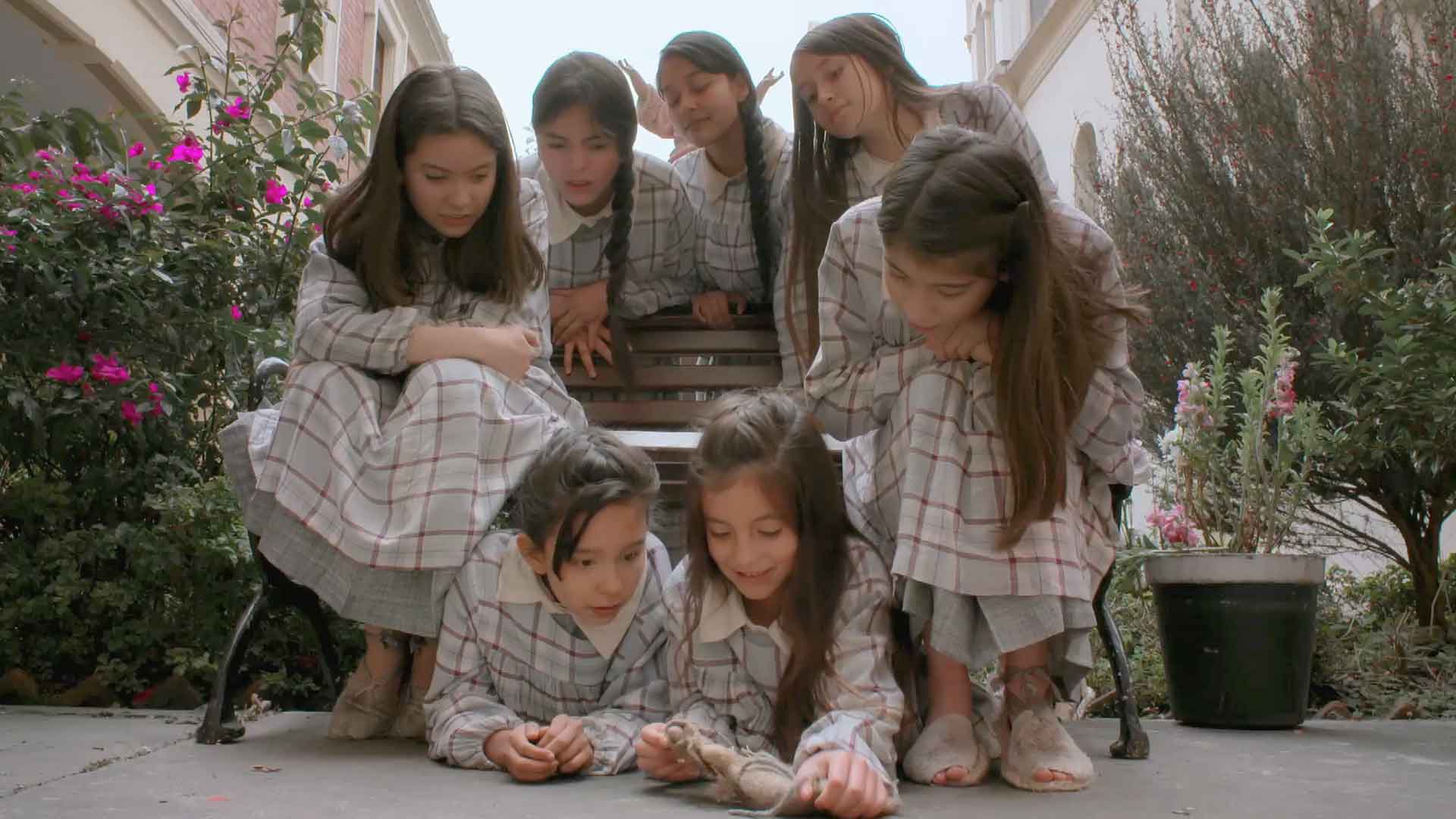 convento, club, las valientes, pobreza en colombia, Emma Reyes, ver  Emma Reyes, biografia de emma reyes, personajes colombianos, emma reyes, series online, series gratis, pobreza, familias colombianas