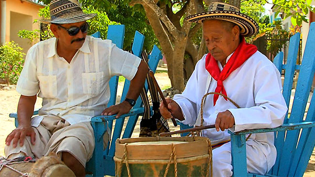 hombres tocando tambores en la Guajira
