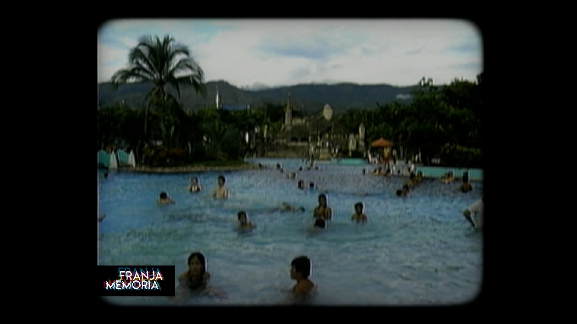 Personas disfrutando en la piscina, bogota a armenia, leyendas indigenas, riquezas gastronomicas, franja memoria, series documentales, series gratis, series online, series de señal memoria