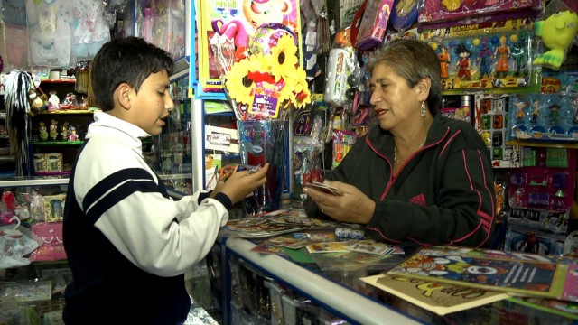 señora vendiendo en una miscelánea