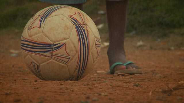 Niño nariñense jugando fútbol