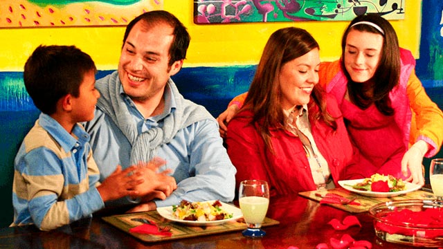 Tomy y Josefina con sus papás