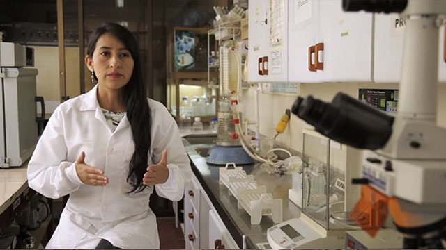 Mujer en laboratorio