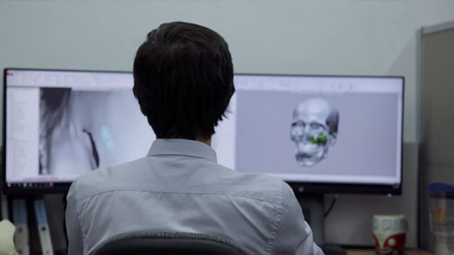 Mira el capítulo “Implantes a la medida” de la serie documental Fórmulas de cambio en la plataforma de streaming RTVCPlay