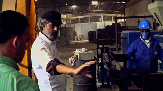 Empresario hablando con dos hombres