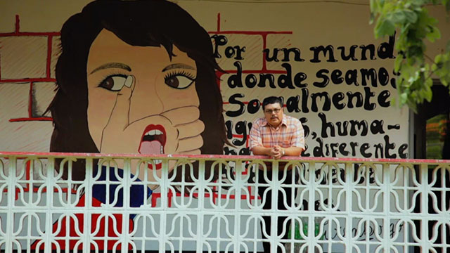 Hombre en un balcón en La Plata Huila