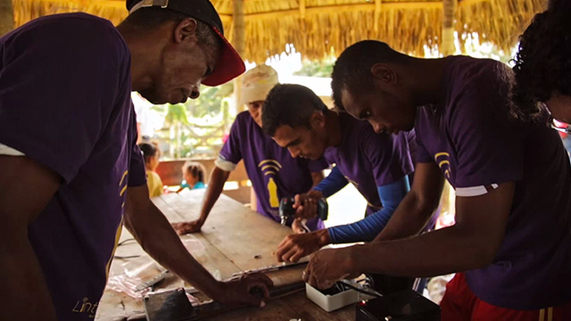 Mira el capítulo “Un litro de luz” de la serie documental Fórmulas de cambio en la plataforma de streaming RTVCPlay 