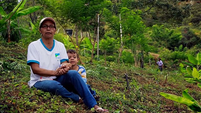 Una mujer en los cultivos en Neiva