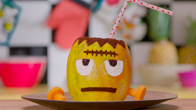 Fruta en forma de Frankenstein, Frankenstein, recetas de Frankenstein, personajes de peliculas, ver asquerosamente rico, cocina para niños, recetas divertidas para niños, programas infantiles, series infantiles, series online, series gratis, series de señal colombia, peries de cocina infantil