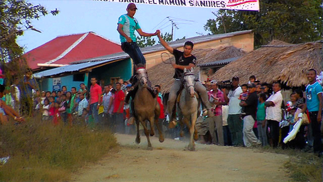 hombres galopando caballo