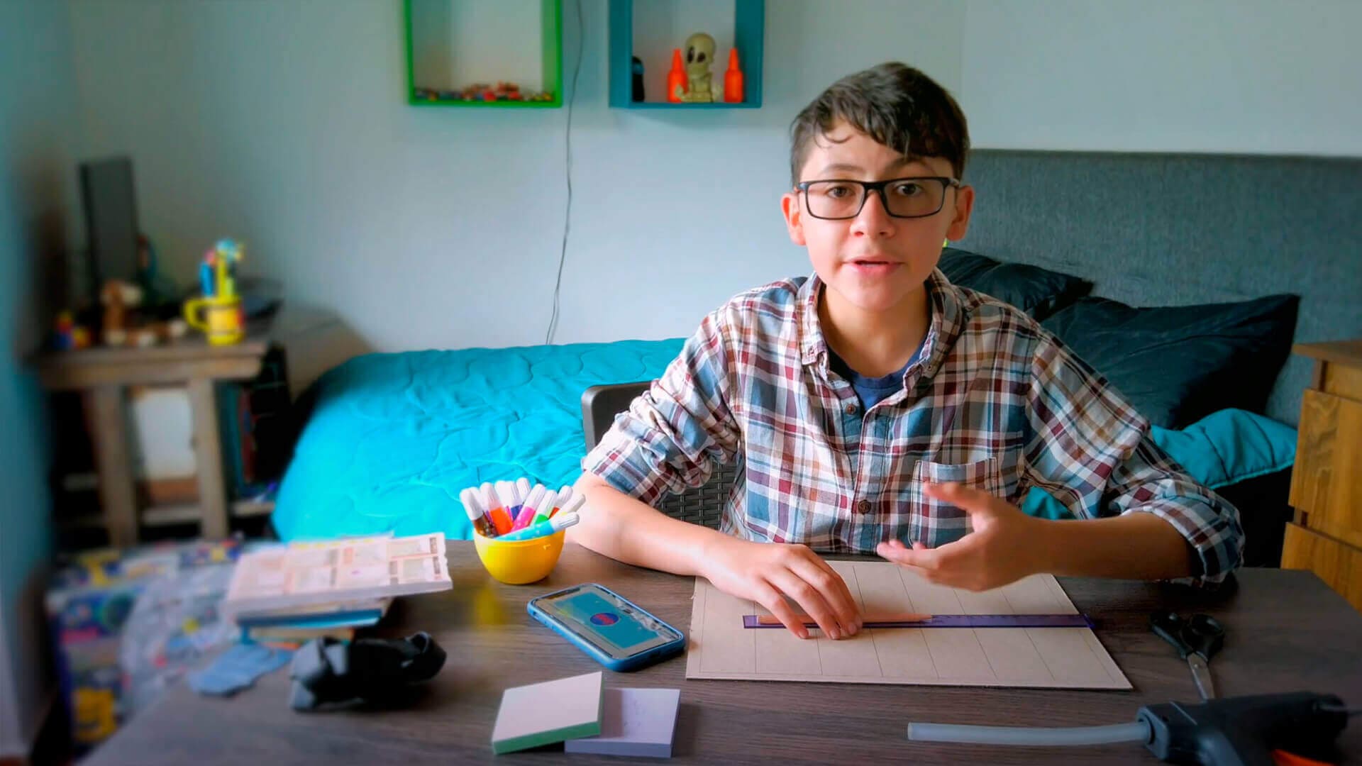 sergio, niños procastinando sus deberes, procastinar, planear tu dia, aprender a organizar su dia, ver geniales gratis, mi señal mi huella, niños colombianos cocinando, series educativas, series gratis, series online