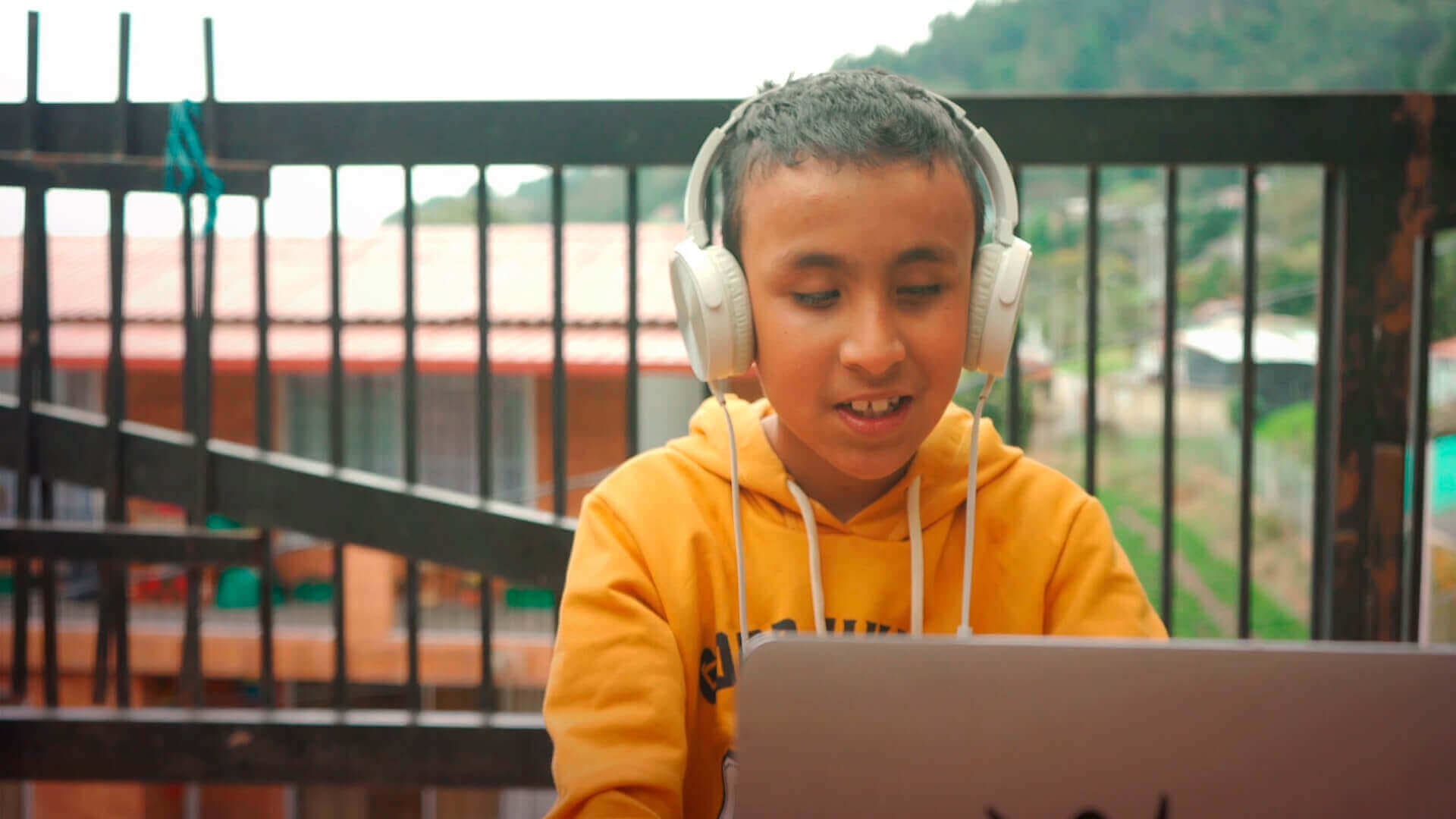 Johan, aprender a cantar, problemas de niños, niño quiere aprender a cantar, consejos para cantar bien, tips para aprender a cantar, ver geniales gratis, mi señal mi huella, niños colombianos cocinando, series educativas, series gratis, series online