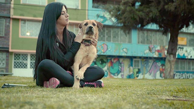 Mujer con mascota, inclusion, condiciones de igualdad, discapacidades, series gratis, series online, series colombianas, series de señal colombia