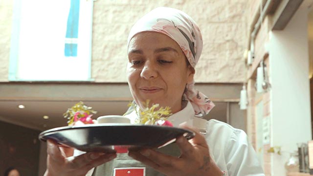 Chef mirando plato, alimentacion, trabajar en comedores, alimentarse bien, gente comun,  series gratis, series online, series colombianas, series de señal colombia