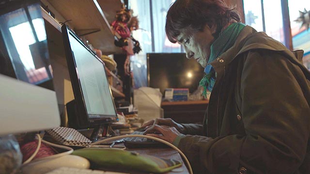 Mujer en computador, conflicto armado, reconstruccion social, procesos de paz, series gratis, series online, series colombianas, series de señal colombia