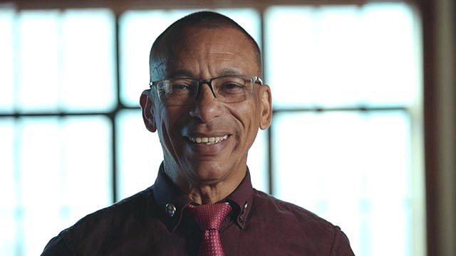 Hombre sonriendo, oportunidades, privarse de la libertad, series gratis, series online, series colombianas, series de señal colombia