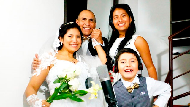 pareja recién casada con sus hijos