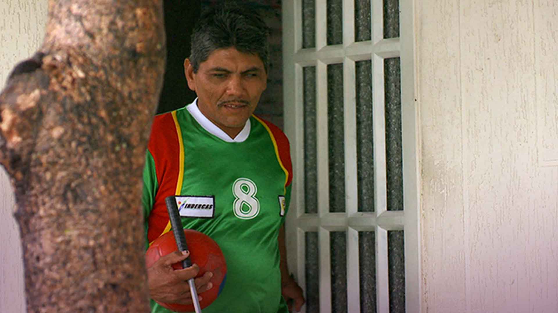 hombre ciego saliendo de su casa
