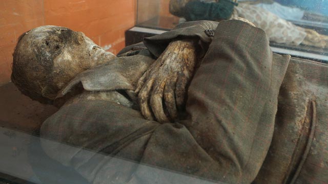 Hombre momificado - Hijos de las estrellas