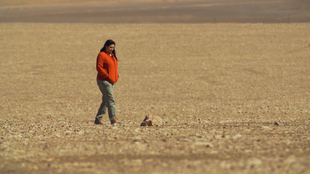 Mujer en medio de un desierto - Hijos de las estrellas
