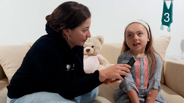 Entrevista a niña en el sofá de su casa