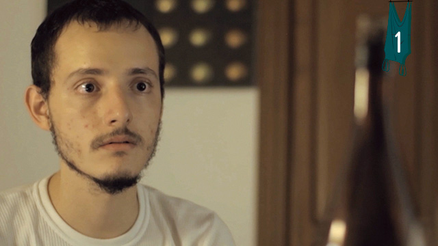 Hombre se mira al espejo impresionado