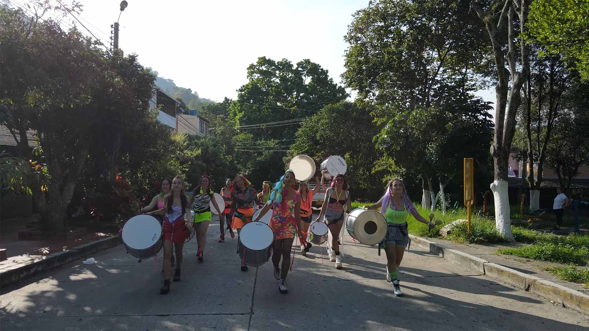 Mira ahora el corto documental La batucada guaricha de Historias breves en la plataforma de streaming de los colombianos: RTVCPlay