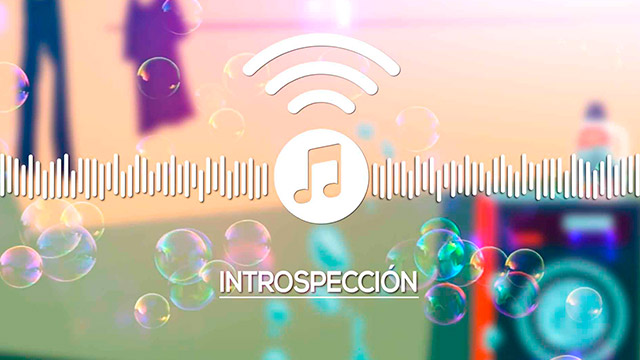 Poster de "Introspección" con burbujas de jabón y la lavadora al fondo