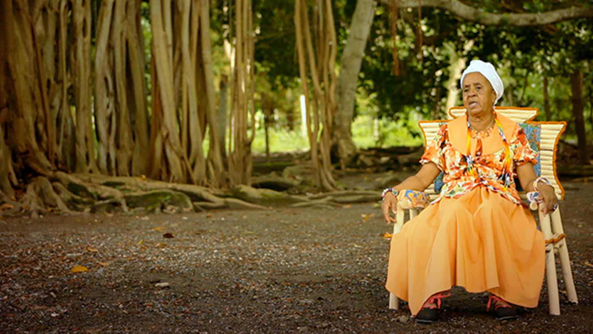 mujer afrodescendiente con vestido  color naranja
