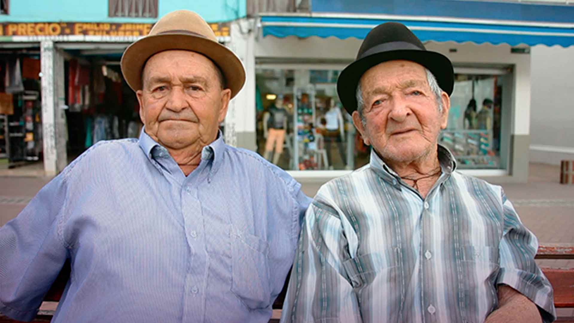 hombres de edad hablando en el pueblo