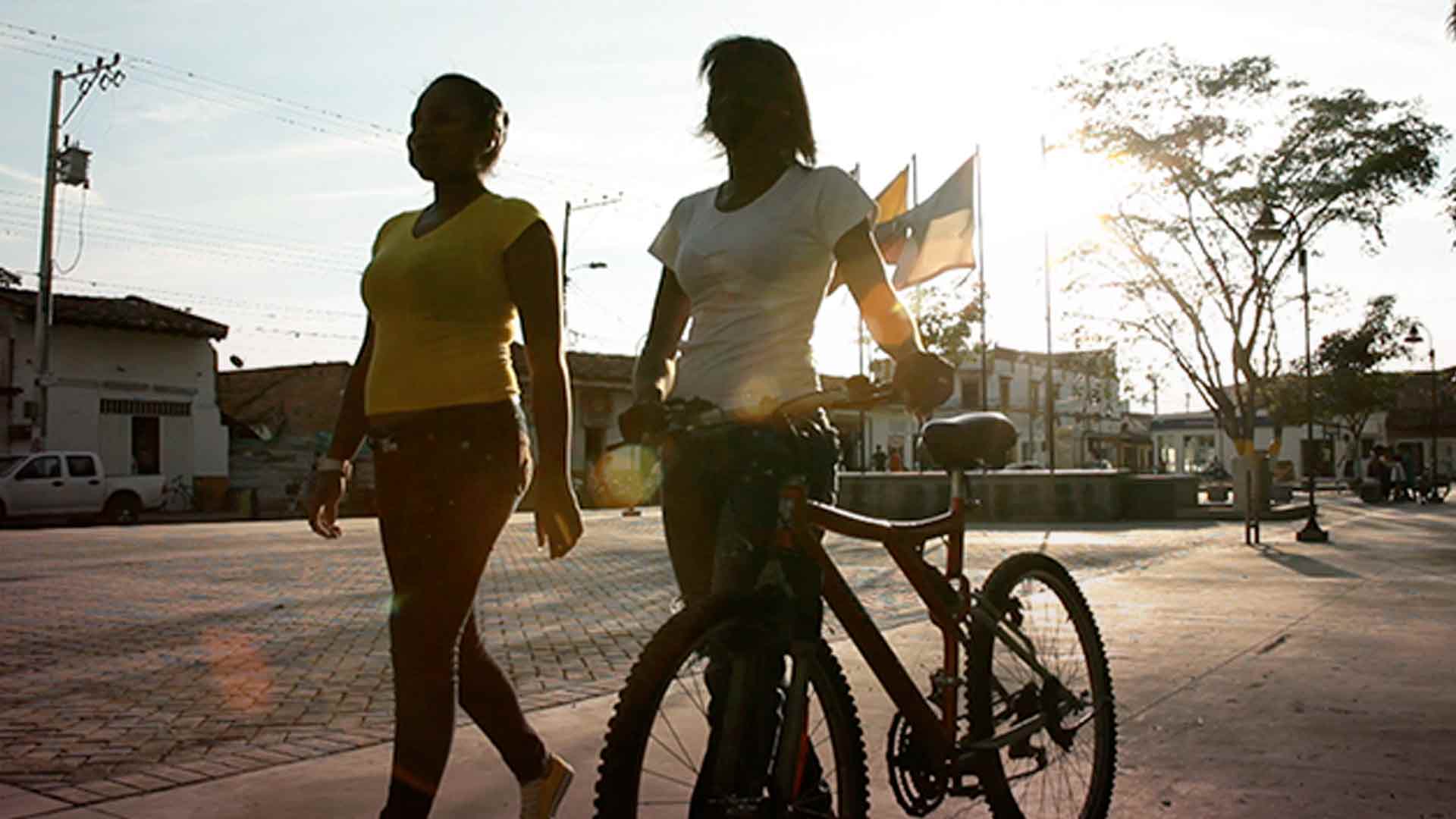 mujeres chocoanas caminando con una cicla al lado