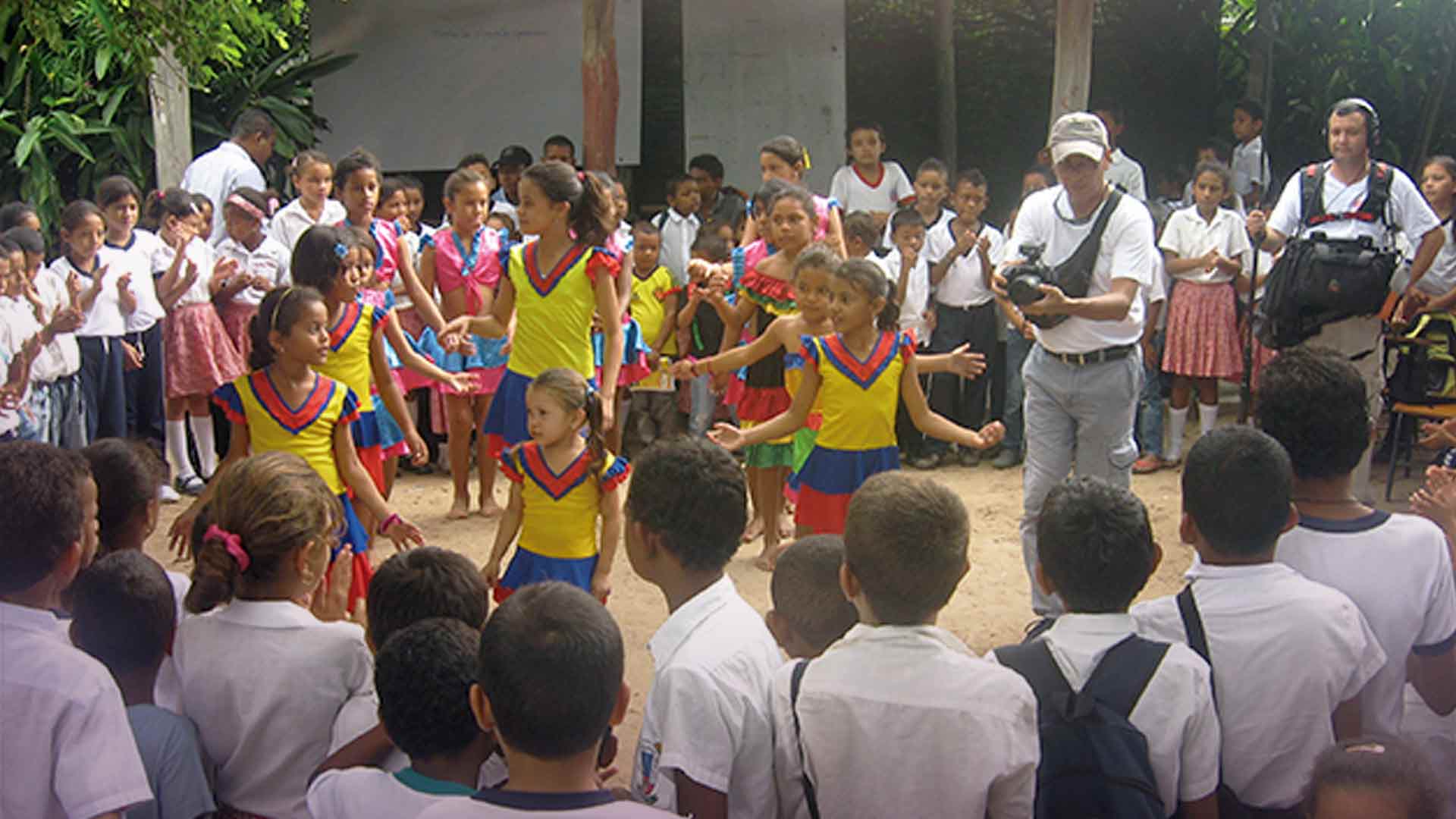 presentación musical por niños de un colegio en el Pacífico