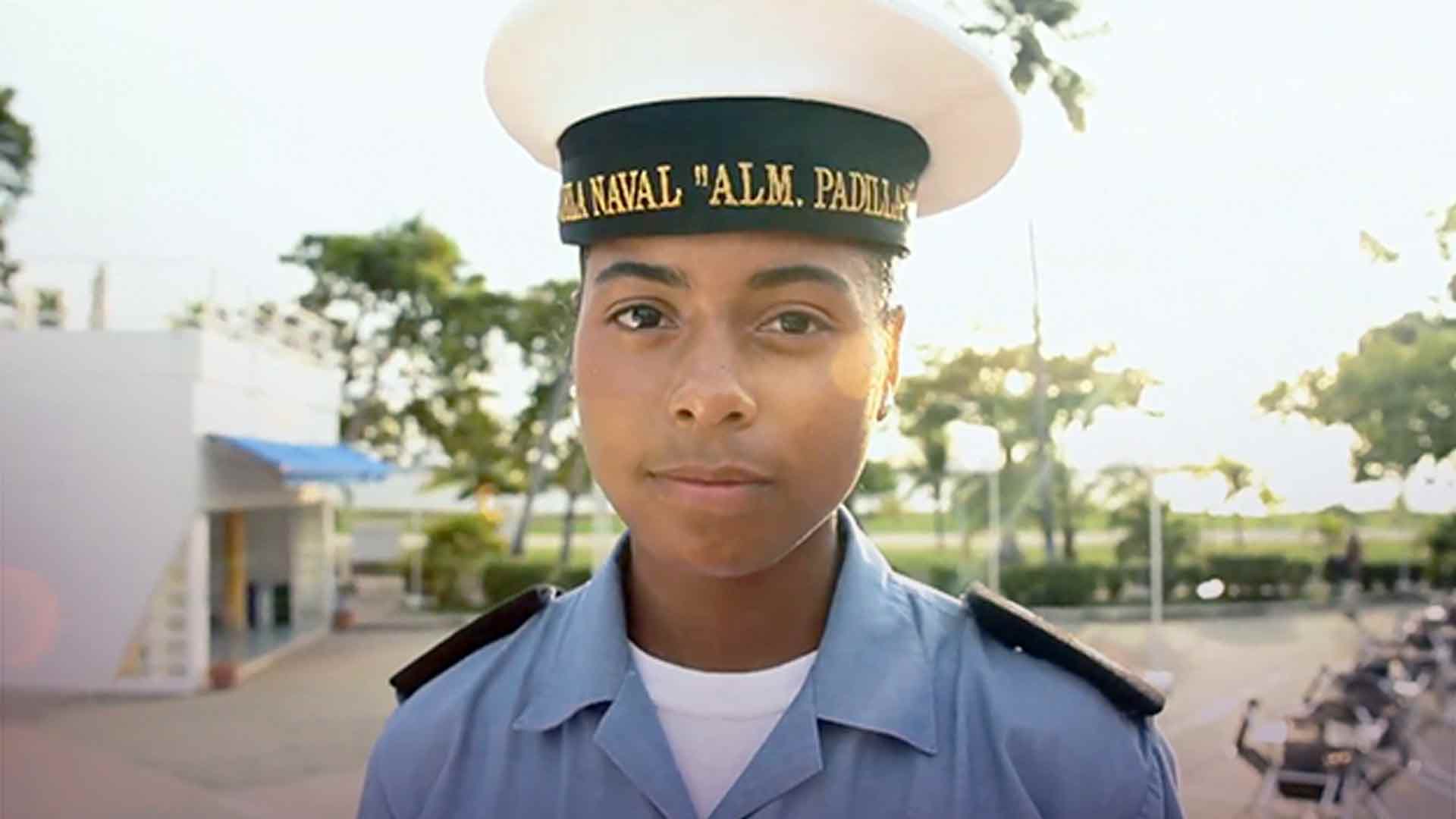 persona de color con uniforme militar