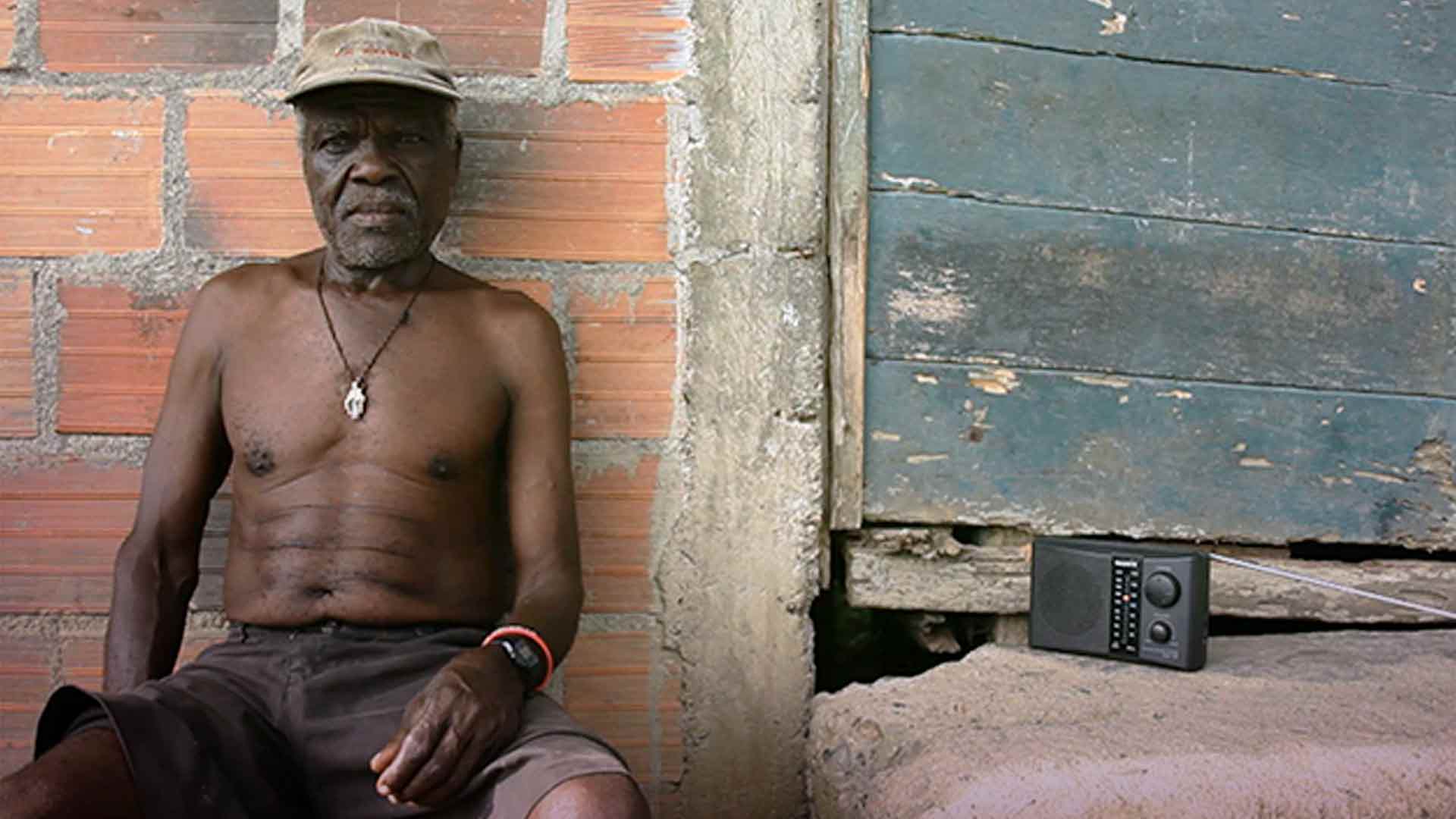 hombre del Chocó junto a su casa