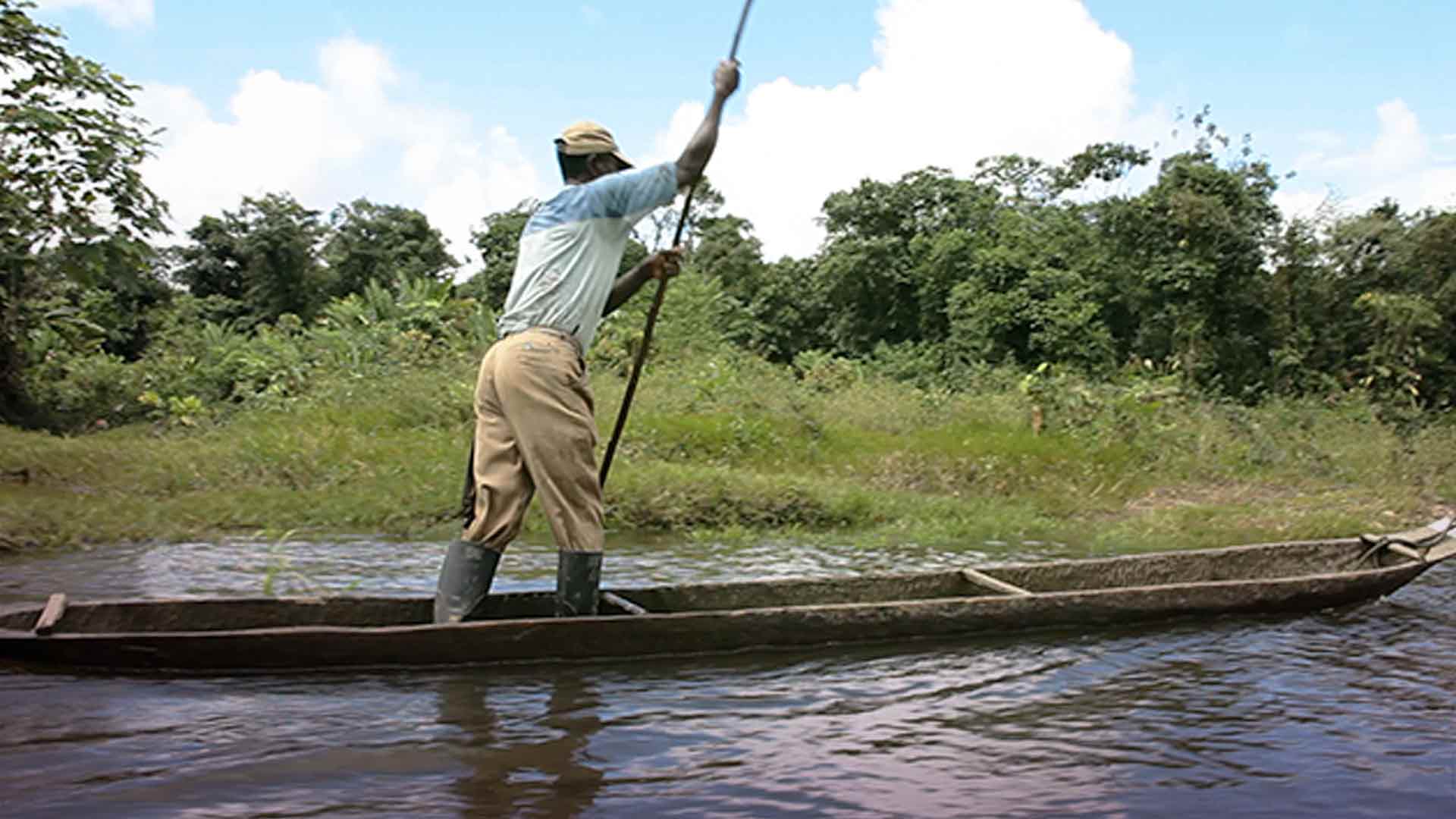 hombre pescando sobre un bote
