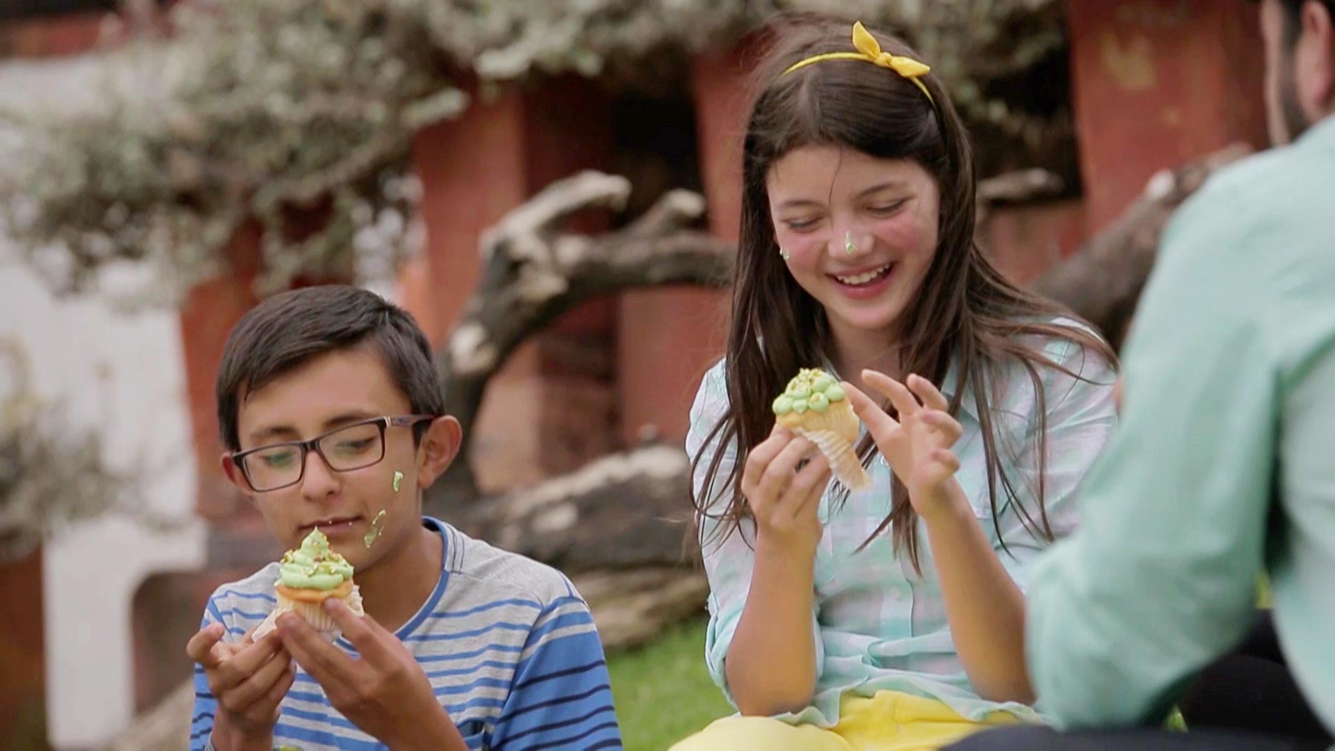 Josefina y Tomy comiendo cupcakes
