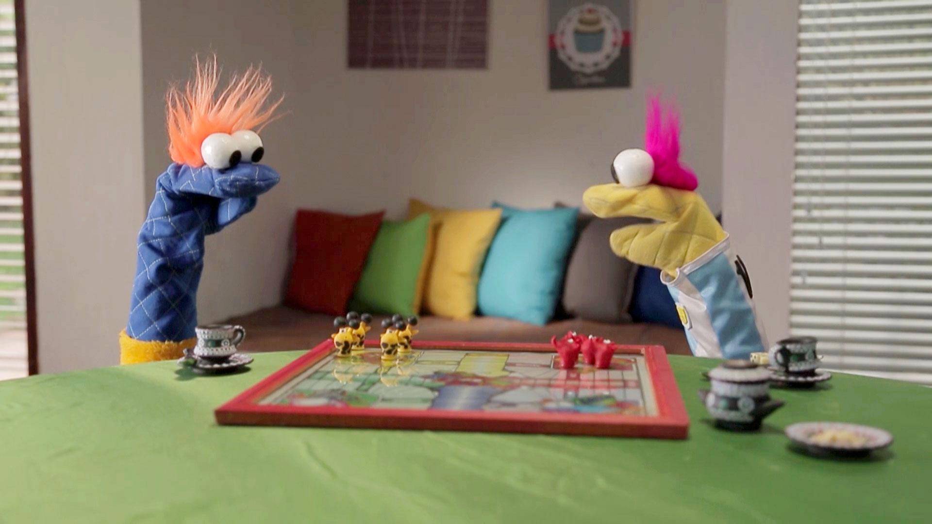 Los guantes jugando parqués