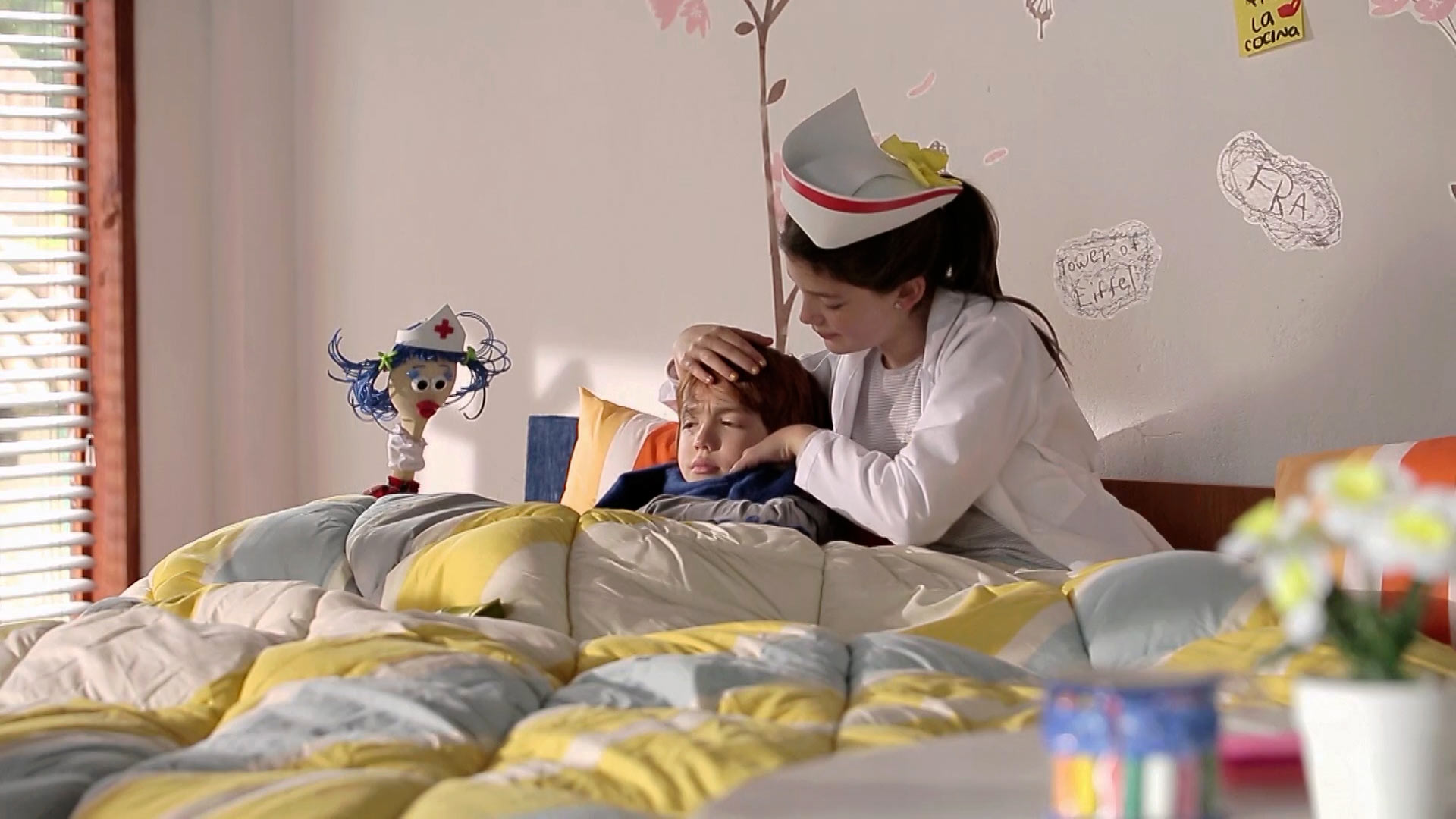 Josefina y la Cuchara atendiendo a Juanpis