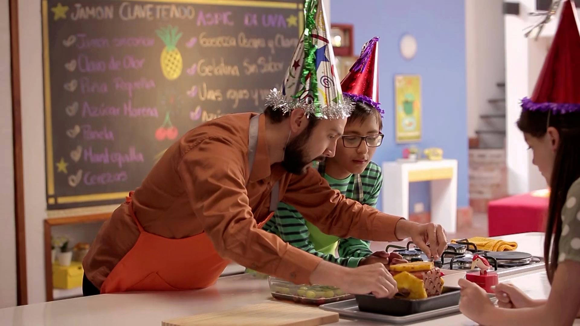 Raffaello, Tomy y Josefina preparando la cena de año nuevo