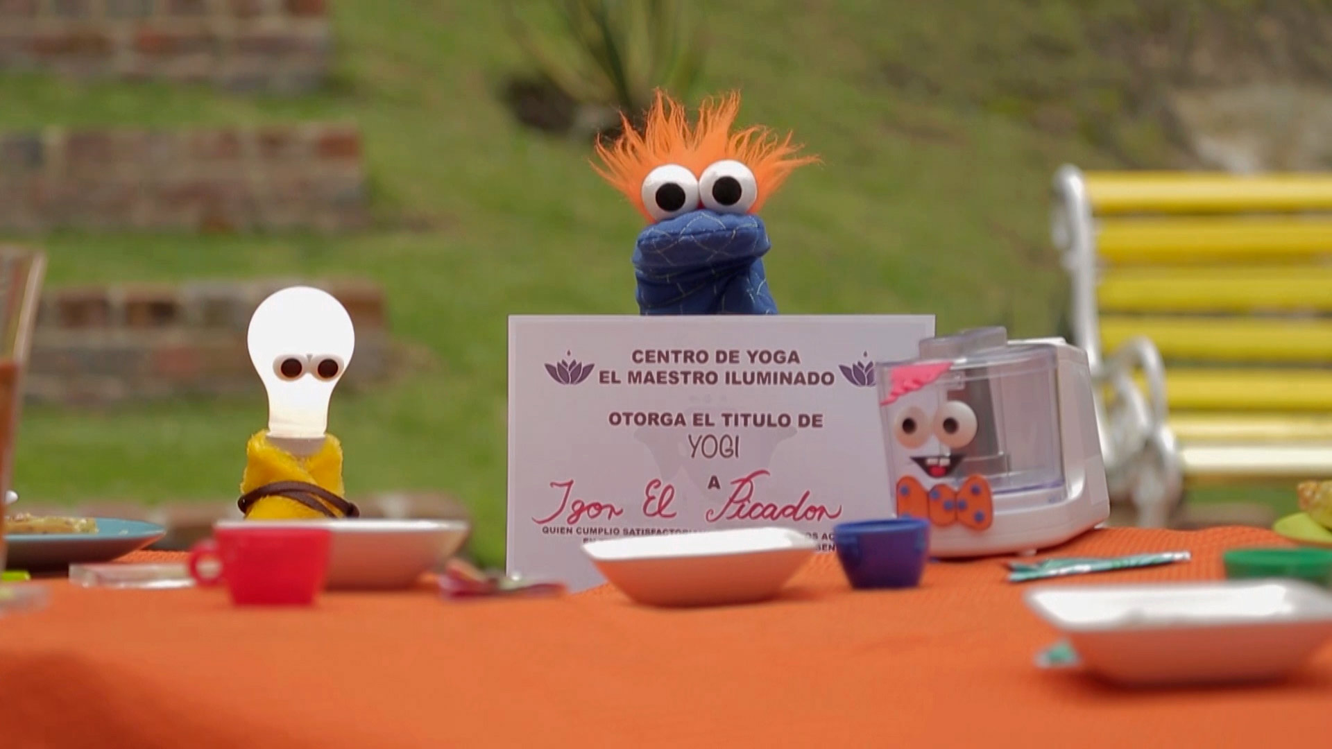 El Guante con su diploma