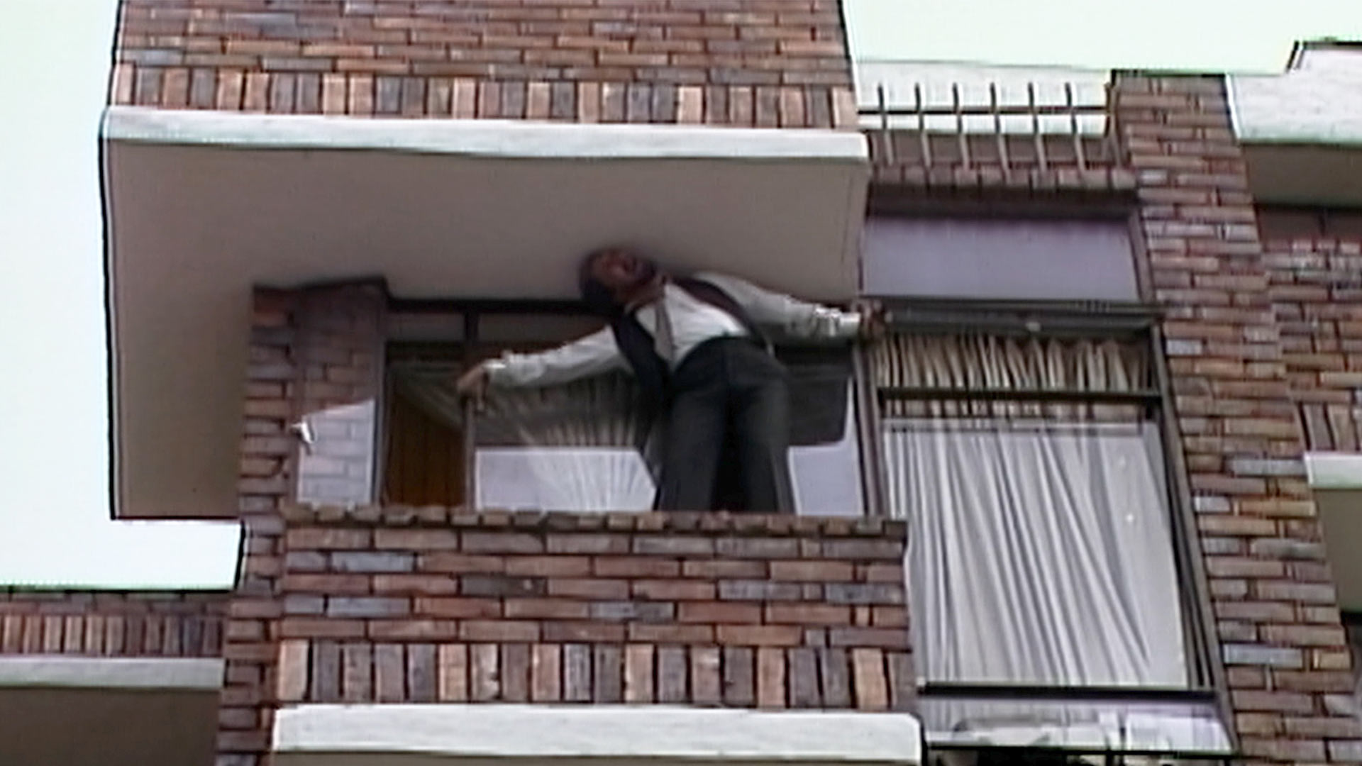 hombre contemplando el suicidio