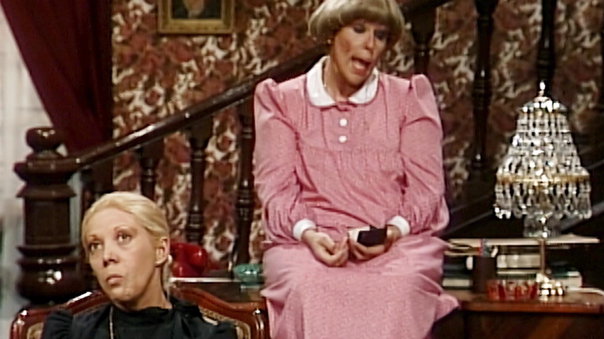 mujer con vestido rosado